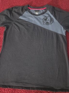 Avenger Men's Black & Charcoal Raglan Crew Neck Shirt, M
